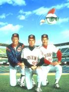 Die Indianer von Cleveland II - Das Niveau ist mittlerweile auf dem Leistungsstand einer Dorfmannschaft, aber Rick Vaughn (Charlie Sheen, M.), Taylor (Tom Berenger, l.) und Roger Dorn (Corbin Bernsen, r.) wollen es noch einmal wissen ... © Warner Bros.
