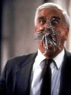 Die nackte Kanone - Drebins (Leslie Nielsen) Nase befindet sich in einer misslichen Lage: Ein fleischfressender Zierfisch des Industriellen Vincent Ludwig hat sich an ihr festgebissen ... © Paramount Pictures