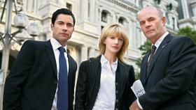 Cold Case - Kein Opfer ist je vergessen - Ein neuer Fall wartet auf Scott (Danny Pino, l.), Lilly (Kathryn Morris, M.) und John (John Finn, r.) ... © Warner Bros. Television