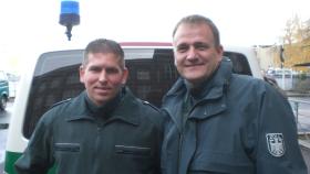 Mein Revier - Ordnungshüter räumen auf - Ermitteln für die Berliner Staatsanwaltschaft in Sachen Schwarzarbeit: Die Zöllner Ulli Grieger (l.) und Lars Wusterhausen (r.) ... © kabel eins
