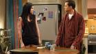 Two and a Half Men - Alan (Jon Cryer, r.) kann nichts mit Charlies neuer Freundin, Isabelle (Jodi Lyn O'Keefe, l.) anfangen ... © Warner Brothers Entertainment Inc.