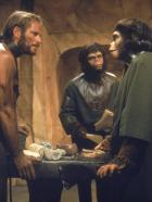 Planet der Affen - Nach einiger Zeit kann Taylor (Charlton Heston, l.), das Vertrauen von Dr. Zira (Kim Hunter, r.) und Dr. Cornelius (Roddy McDowell, M.) gewinnen und bittet sie, ihm zu helfen ... © 20th Century Fox International Television