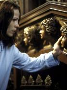 Das Geisterschloss - Die Parapsychologin Eleanor Vance (Lili Taylor) kennt die Geschichten über die dunklen Geheimnisse um Hill House. Dennoch quartiert sie sich dort ein ... © TM &  1999 Dreamworks L.L.C. All Rights Reserved