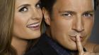 Castle - (4. Staffel) - Der Schriftsteller Richard Castle (Nathan Fillion, r.) darf so lange an der Seite der Polizeidetektivin Kate Beckett (Stana Katic, l.), wie er das für richtig hält ... © ABC Studios