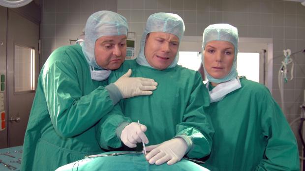 Max Kohr Sat.1 Doktor Wegner (Mathias Schlung, M.) hat sich immer noch nicht an den Anblick...