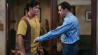 Two and a Half Men - Chelsea ist sauer, weil Charlie (Charlie Sheen, l.) keine Tanzstunden nehmen will und sie Angst hat, sich mit ihm auf dem Hochzeitsparkett zu blamieren. Alan (Jon Cryer, r.) schreitet zur Tat und übt mit ihm heimlich ... © Warner Brothers