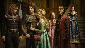 Die Borgias - Sex. Macht. Mord. Amen. - (2.Staffel) - Papst Alexander VI (Jeremy Irons, 2. v. r.) verstrickt sich immer weiter in seine Machenschaften. Zieht er Juan (David Oakes, l.), Cesare (Francois Arnaud, 2. v. l.), Lucrezia (Holliday Grainger, 3. v. l.), Giulia (Lotte Verbeek, 3. v. r.) und Vanozza (Joanne Whalley, r.) mit in den Abgrund oder verhilft er ihnen zu unbändigem Ruhm? © LB Television Productions Limited/Borgias Productions Inc./Borg Films kft/ An Ireland/Canada/Hungary Co-Production. All Rights Reserved.