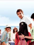 Spanglish - Als die Mexikanerin Flor Moreno (Paz Vega, vorne r.) mit ihrer Tochter Cristina (Shelbie Bruce, vorne l.) in die USA reist und dort als Hausmädchen bei einer eher ungewöhnlichen Familie (Adam Sandler, hinten r., Tea Leoni, hinten 2.v.l., Cloris Leachman, hinten r. und Sarah Steele hinten 2.v.r.) zu arbeiten beginnt, ist die Tatsache, dass sie kein Wort Englisch sprechen kann, zunächst nur ein kleines Problem ... © Sony Pictures Television International. All Rights Reserved