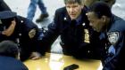 Schon bald kollidiert Francis' Auftrag, für die IRA in Amerika schwere Waffen zu organisieren, mit der Polizeiarbeit seines Gastgebers Tom (Harrison Ford, M.). Damit gerät Toms Familie in große Gefahr ... © Columbia TriStar