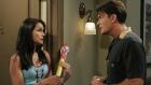 Two and a Half Men - Charlie (Charlie Sheen, r.) begegnet seiner alten Flamme Chrissy (Rena Sofer, l.), die er zuletzt vor neun Jahren gesehen hat. Ihr Sohn Chuck ist acht Jahre alt und sieht ihm verblüffend ähnlich. Die Spekulationen laufen auf Hochtouren ... © Warner Brothers Entertainment Inc.